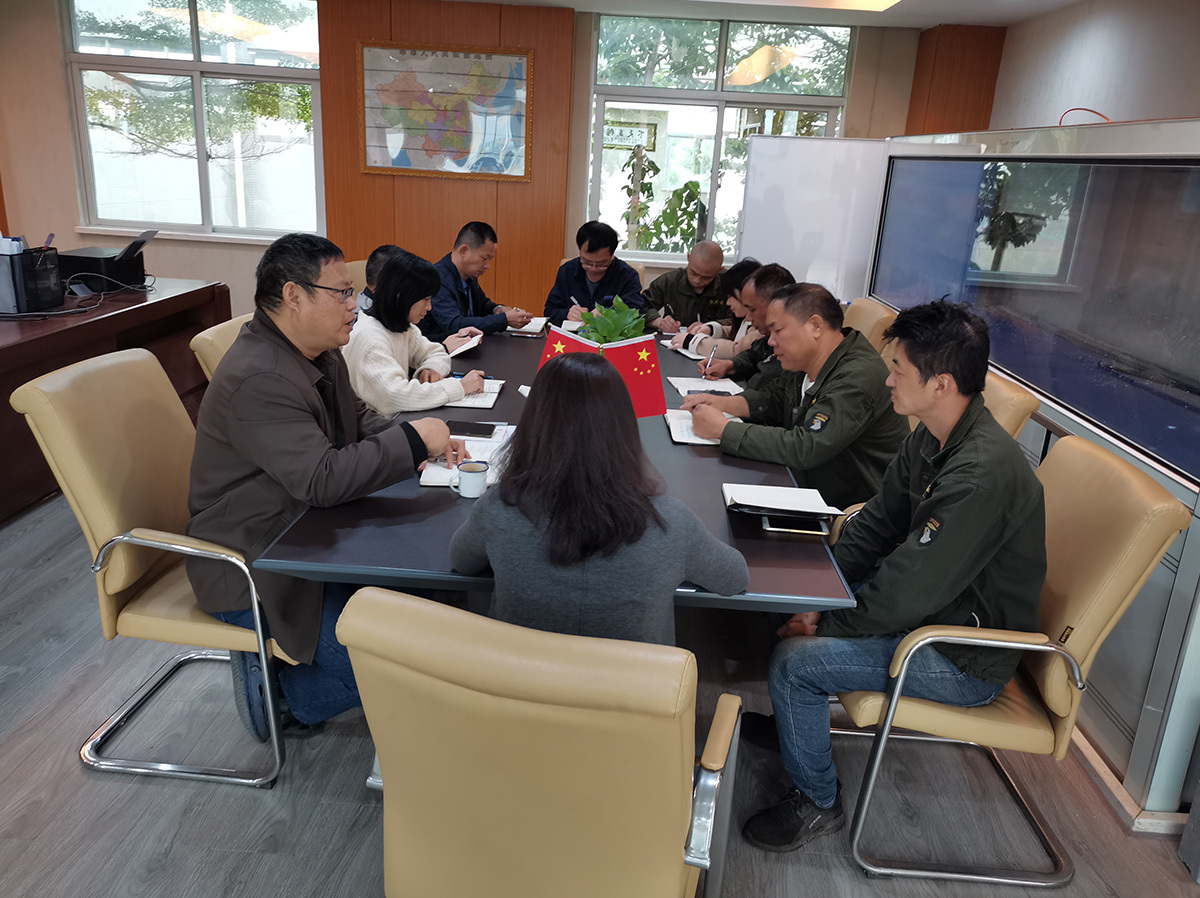 優秀的(de)設計，如采用自(zì)動托(tuō)盤進(jìn)料系統，物(wù)料輸(shū)送和布局(jú)系統(tǒng)
